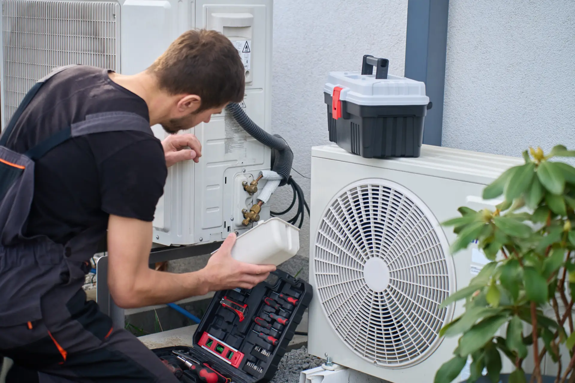 instalace-tepelneho-cerpadla-vzduch-voda technik instalující tepelné čerpadlo vzduch voda